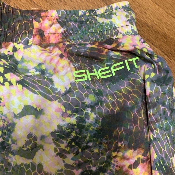 SheFit 2 in 1 Running Shorts Green Conquer and Print Size M NWT - Picture 11 of 12